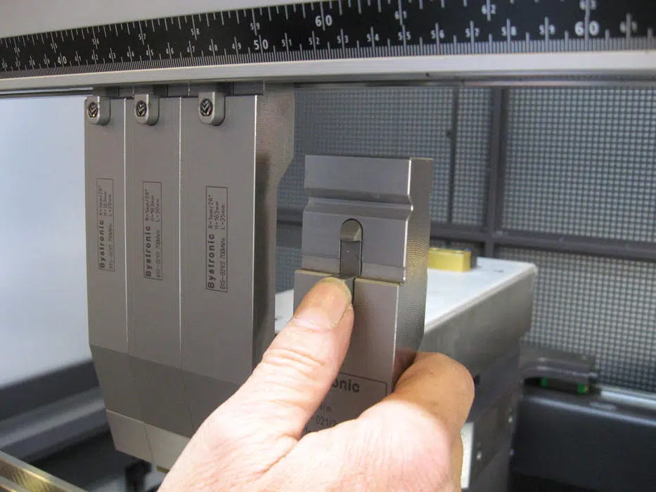 5 Things You Should Know About Press Brake Tools 2 poinçon de presse plieuse