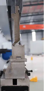 3 Press Brake Tooling Tips You Need to Learn Now 7 Đường ray dẫn hướng 2V
